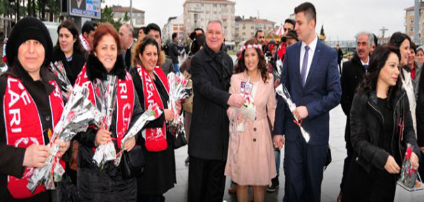 CHP Gebze karanfil dağıttı