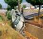 Yayaya çarpmamak için, kanala uçtu