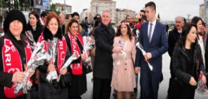 CHP Gebze karanfil dağıttı
