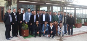 Gençlerle kahvaltıda buluştu