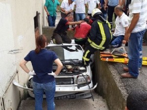 Otomobil kullanmayı öğretiyordu